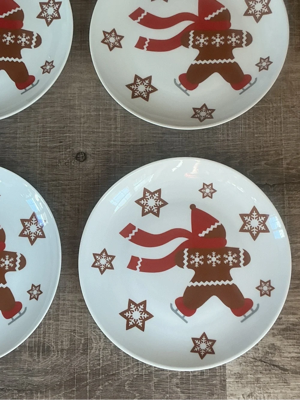 Crate & Barrel Ice Skating Gingerbread Man Holiday Set – 6 Plates 3 Mugs